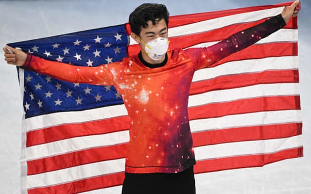 Vận động viên giành huy chương vàng Nathan Chen của Hoa Kỳ ăn mừng tại Thế vận hội Olympic mùa đông Bắc Kinh 2022 vào ngày 10/2.
Sebastien Bozon