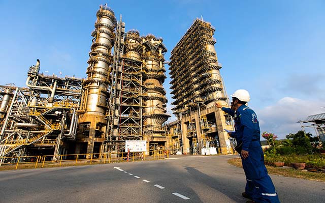 Nhà máy lọc dầu Dung Quất đi vào hoạt động trước với mức lỗ những năm đầu hoạt động nhỏ hơn Nghi Sơn rất nhiều.
