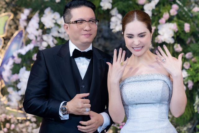 Tặng quà sinh nhật vợ đẳng cấp như doanh nhân Nguyễn Quốc Vũ: Kim cương vàng siêu phẩm, đọc số carat là biết độ chịu chi - Ảnh 2.