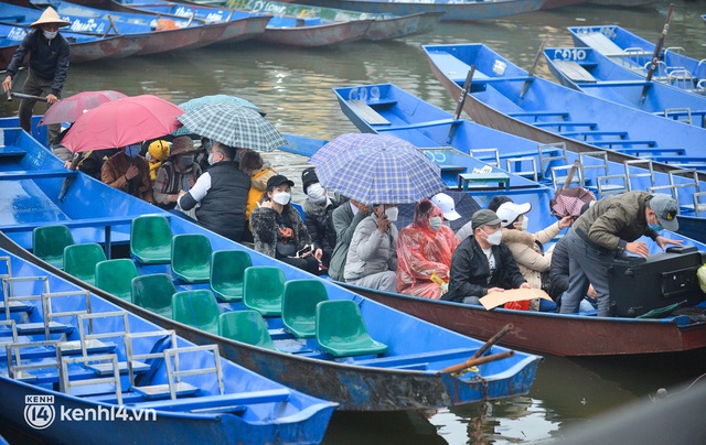  Ảnh: Du khách đội mưa, đổ về chùa Hương dâng lễ từ sáng sớm trong ngày chính thức mở cửa trở lại - Ảnh 11.