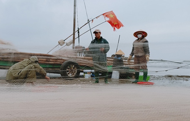 Ngư dân đón lộc biển đầu năm, tàu cứ cập bờ là cháy hàng - Ảnh 4.