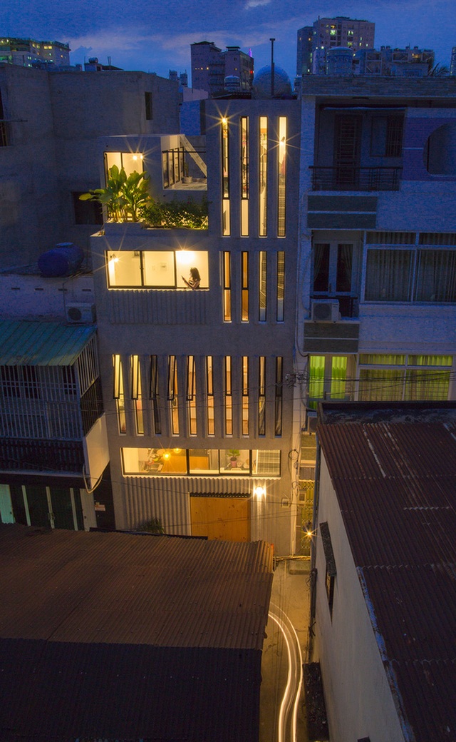 Gia đình 3 người sống trong nhà 18m2 ở Phú Nhuận, Sài Gòn: không bí bách mà thông thoáng đến ngạc nhiên nhờ vào 1 giải pháp cực thông minh - Ảnh 3.