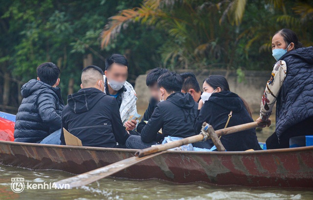  Ảnh: Du khách đánh bài ăn tiền, bỏ khẩu trang trên thuyền, ném tiền lẻ khi đi lễ chùa Hương - Ảnh 4.