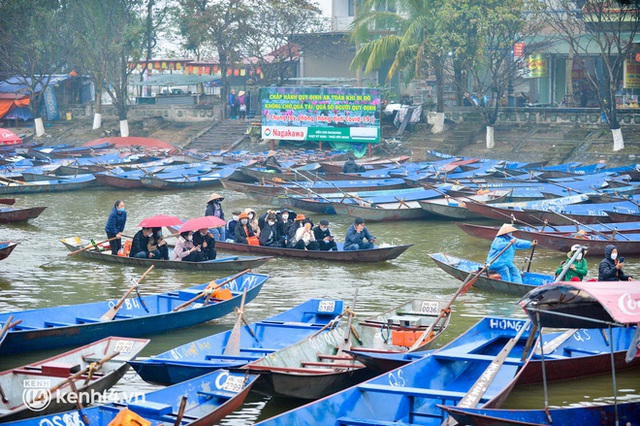  Ảnh: Du khách đội mưa, đổ về chùa Hương dâng lễ từ sáng sớm trong ngày chính thức mở cửa trở lại - Ảnh 8.