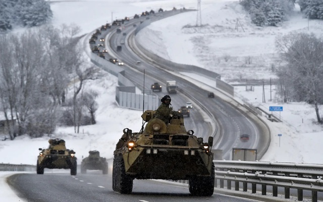 Đoàn xe bọc thép của Nga di chuyển dọc đường cao tốc ở Crimea