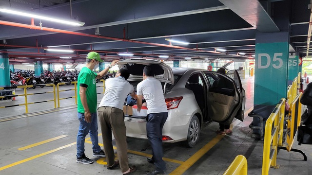 Sân bay Tân Sơn Nhất phối hợp BeCar, GrabCar mở làn ô tô mới D1: Phí đón khách 25.000VND, mục tiêu giảm tình trạng ùn ứ - Ảnh 3.
