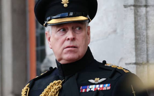 Công tước xứ York, trong vai trò là đại tá của Đội cận vệ Grenadier, tại một đài tưởng niệm ở Bruges đánh dấu Lễ kỷ niệm 75 năm giải phóng thị trấn của Bỉ.