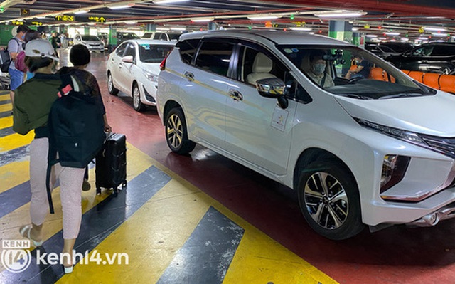 Xe công nghệ được đón khách tại tầng trệt sân ga quốc nội Tân Sơn Nhất