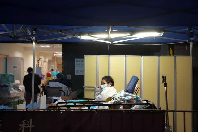 Hồng Kông: Ca nhiễm Covid-19 tăng đột biến, bệnh nhân nằm vật vờ ngoài bệnh viện - Ảnh 2.