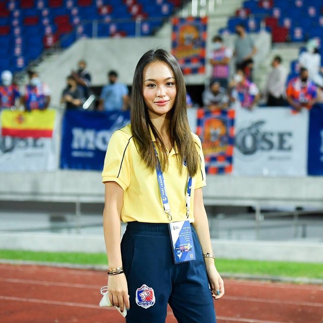 Cuộc sống đậm chất nhà giàu của con gái nữ trưởng đoàn bóng đá Thái Lan - Ảnh 2.