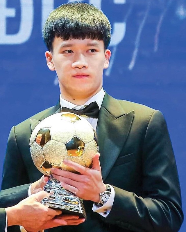Choáng váng với số tài sản không phải dạng vừa của cầu thủ đạt quả bóng vàng Việt Nam ở tuổi 24 - Ảnh 1.