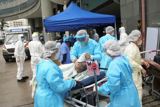 Hồng Kông: Ca nhiễm Covid-19 tăng đột biến, bệnh nhân nằm vật vờ ngoài bệnh viện - Ảnh 3.
