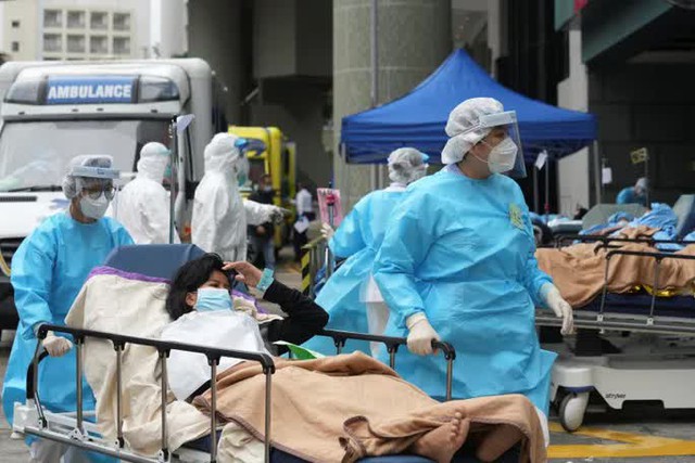 Hồng Kông: Ca nhiễm Covid-19 tăng đột biến, bệnh nhân nằm vật vờ ngoài bệnh viện - Ảnh 4.