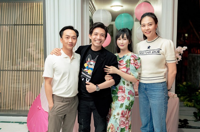 Gia đình doanh nhân Minh Nhựa và Cường Đô La hội ngộ đầu năm: Đích thị là bức ảnh toát ra mùi tiền tỷ! - Ảnh 2.