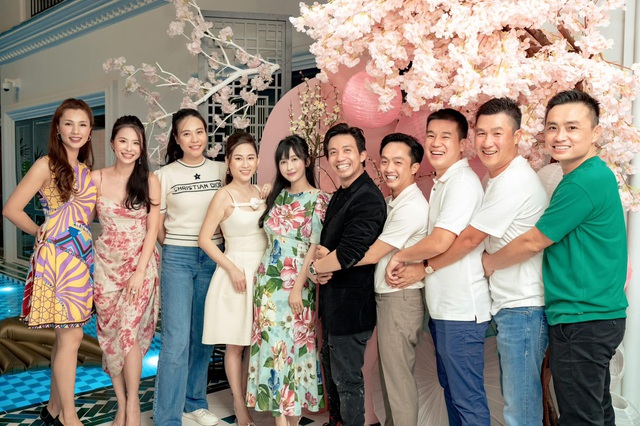 Gia đình doanh nhân Minh Nhựa và Cường Đô La hội ngộ đầu năm: Đích thị là bức ảnh toát ra mùi tiền tỷ! - Ảnh 1.