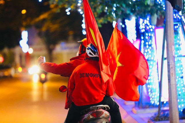  CĐV đổ xuống đường ăn mừng chiến thắng của đội tuyển Việt Nam  - Ảnh 1.