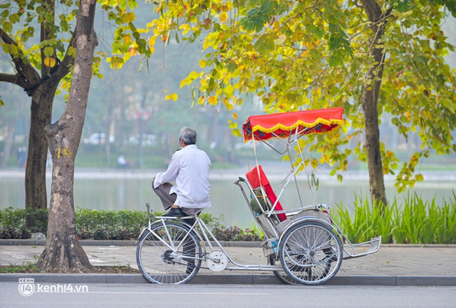 Hồi ức của người đạp xích lô về những ngày Tết chưa có dịch Covid-19: Người dân đi chơi kín hồ Gươm, chở không kịp khách - Ảnh 2. Hồi ức của người đạp xích lô về những ngày Tết chưa có dịch Covid-19: Người dân đi chơi kín hồ Gươm, chở không kịp khách - Ảnh 2.