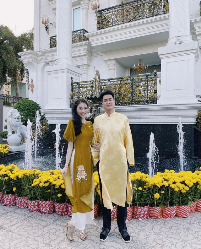 Gia tộc tỷ phú Johnathan Hạnh Nguyễn khoe ảnh diện áo dài đón Tết trước căn biệt thự siêu hoành tráng như tòa lâu đài của cả gia đình - Ảnh 1.
