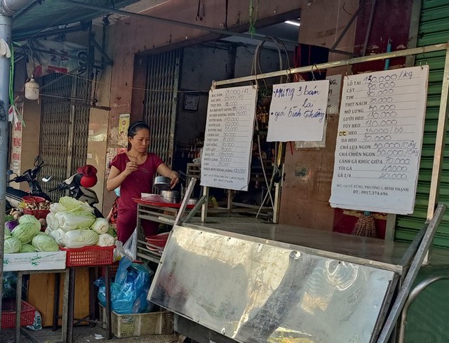  Mùng 2 Tết: Chợ, siêu thị bán lại, người dân chậm rãi mua sắm  - Ảnh 2.