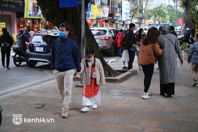 Chiều mùng 2 Tết, người dân Hà Nội xếp hàng xin chữ và khấn vọng bên ngoài Văn Miếu - Quốc Tử Giám - Ảnh 2.