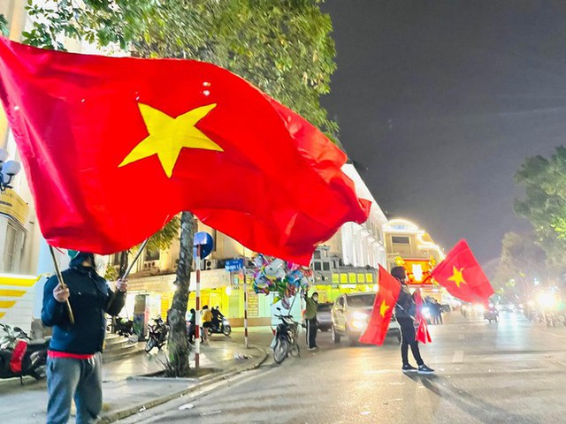  CĐV đổ xuống đường ăn mừng chiến thắng của đội tuyển Việt Nam  - Ảnh 3.