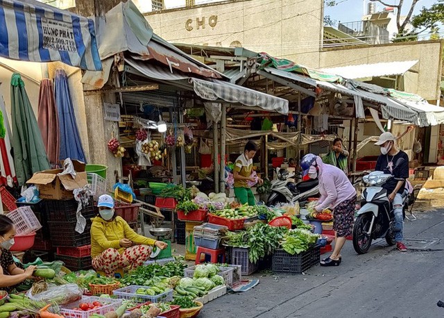  Mùng 2 Tết: Chợ, siêu thị bán lại, người dân chậm rãi mua sắm  - Ảnh 3.
