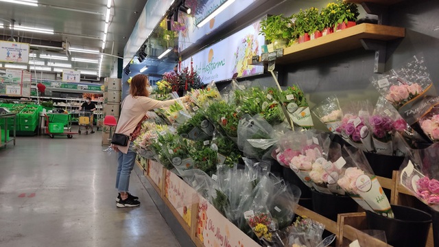  Mùng 2 Tết: Chợ, siêu thị bán lại, người dân chậm rãi mua sắm  - Ảnh 4.