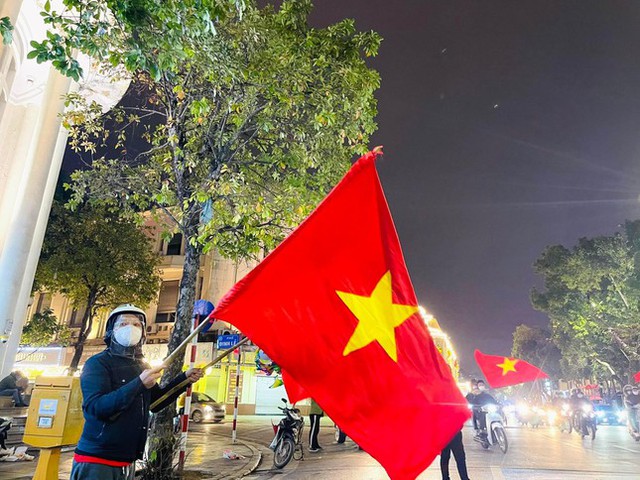  CĐV đổ xuống đường ăn mừng chiến thắng của đội tuyển Việt Nam  - Ảnh 5.