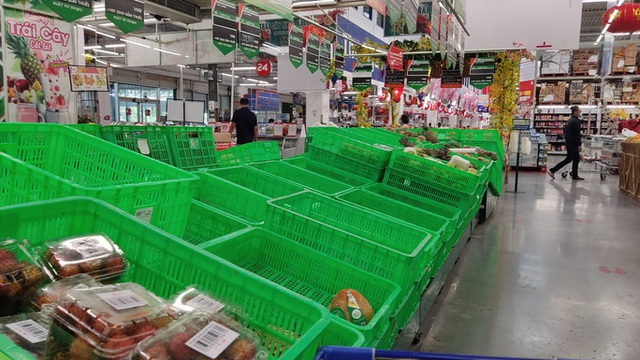  Mùng 2 Tết: Chợ, siêu thị bán lại, người dân chậm rãi mua sắm  - Ảnh 5.