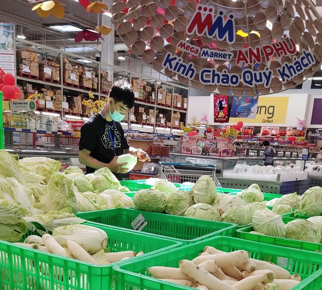  Mùng 2 Tết: Chợ, siêu thị bán lại, người dân chậm rãi mua sắm  - Ảnh 6.