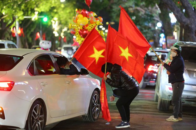  CĐV đổ xuống đường ăn mừng chiến thắng của đội tuyển Việt Nam  - Ảnh 7.