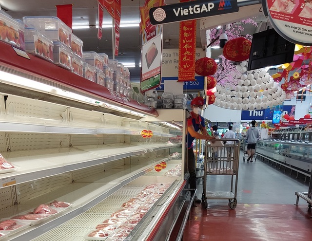  Mùng 2 Tết: Chợ, siêu thị bán lại, người dân chậm rãi mua sắm  - Ảnh 7.