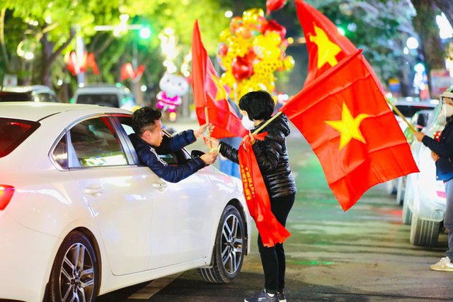  CĐV đổ xuống đường ăn mừng chiến thắng của đội tuyển Việt Nam  - Ảnh 8.