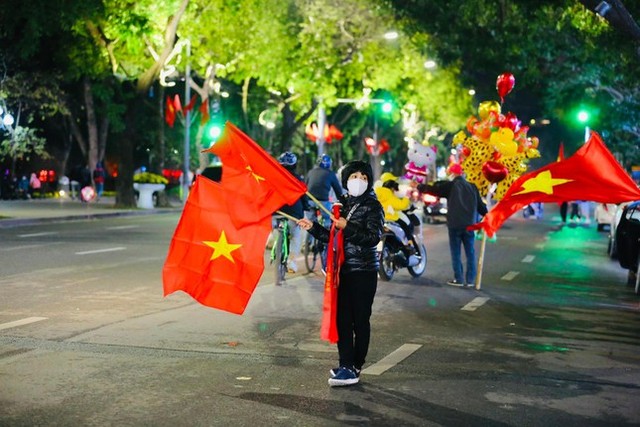  CĐV đổ xuống đường ăn mừng chiến thắng của đội tuyển Việt Nam  - Ảnh 9.