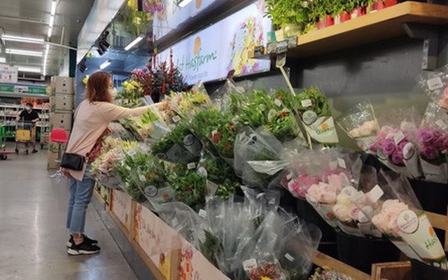 Mùng 2 Tết: Chợ, siêu thị bán lại, người dân chậm rãi mua sắm