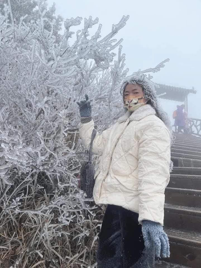 Thực hư hình ảnh cô gái ở Fansipan bị tuyết phủ kín tóc đang viral, khoan lên Sa Pa săn tuyết kẻo bị hớ! - Ảnh 1.