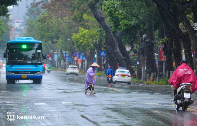  Hà Nội rét kỷ lục 8 độ C: Người dân cực khổ mưu sinh dưới mưa rét tê tái, hồ Gươm vắng bóng người qua lại - Ảnh 13.