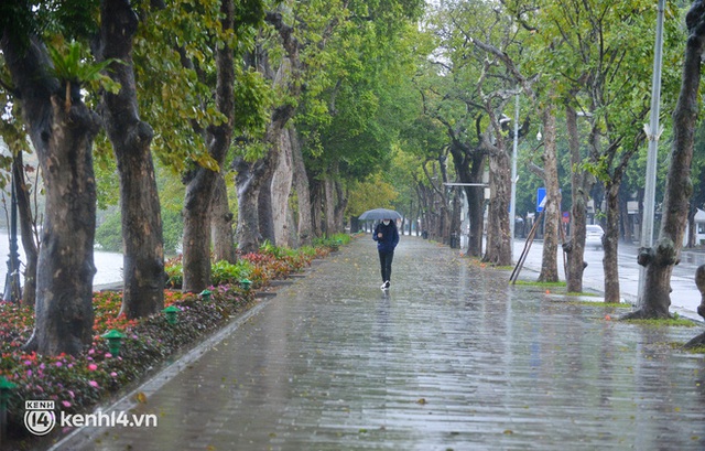  Hà Nội rét kỷ lục 8 độ C: Người dân cực khổ mưu sinh dưới mưa rét tê tái, hồ Gươm vắng bóng người qua lại - Ảnh 15.