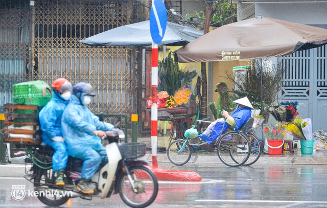  Hà Nội rét kỷ lục 8 độ C: Người dân cực khổ mưu sinh dưới mưa rét tê tái, hồ Gươm vắng bóng người qua lại - Ảnh 7.