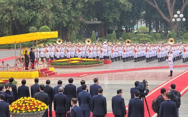 Toàn cảnh lễ đón trọng thể Thủ tướng Chính phủ Lào Phankham Viphavanh thăm chính thức Việt Nam ngày 8/1/2022 tại Phủ Chủ tịch. Ảnh: VGP