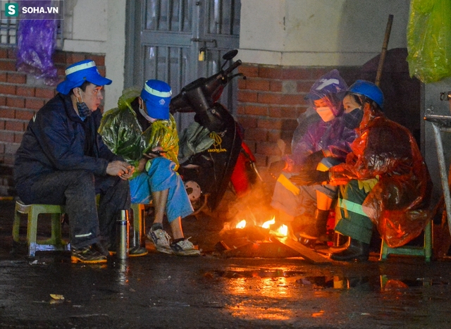  Người lao động co ro mưu sinh trong đêm giữa cái lạnh “thấu xương” của Thủ đô Hà Nội - Ảnh 1.