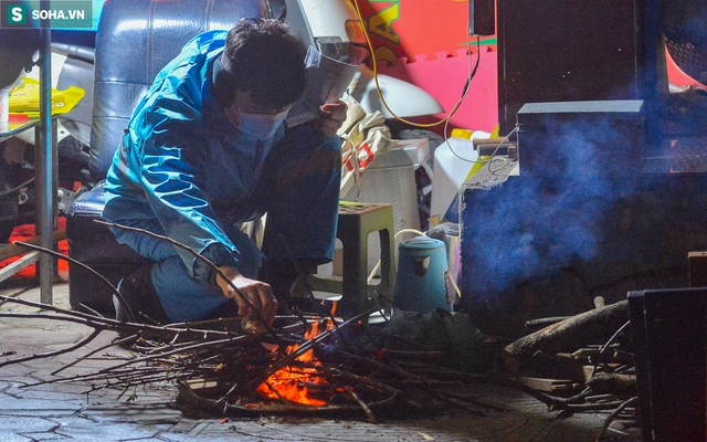  Người lao động co ro mưu sinh trong đêm giữa cái lạnh “thấu xương” của Thủ đô Hà Nội - Ảnh 6.