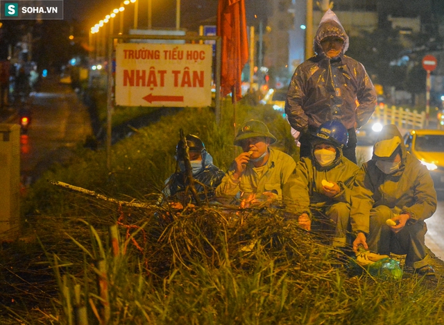  Người lao động co ro mưu sinh trong đêm giữa cái lạnh “thấu xương” của Thủ đô Hà Nội - Ảnh 8.