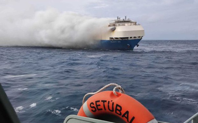 Tàu khổng lồ bốc cháy giữa Đại Tây Dương: Chưa thể dập tắt đám cháy sau 5 ngày, hy vọng cứu hàng nghìn chiếc xe điện gần như không còn