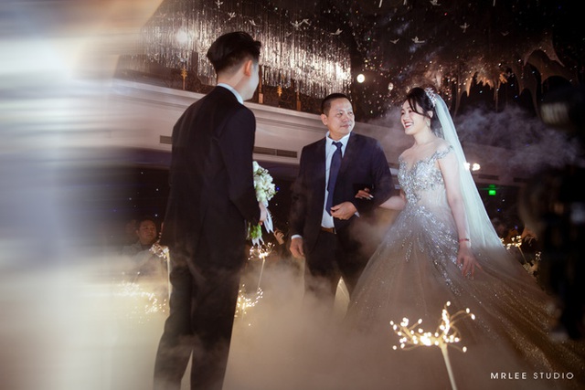  Đám cưới khủng gây xôn xao tại Ninh Bình: Không gian trang hoàng như lâu đài, hàng chục nghìn bông hoa nhập khẩu từ Anh, váy cưới 500 triệu, thân thế cô dâu càng gây bất ngờ - Ảnh 16.