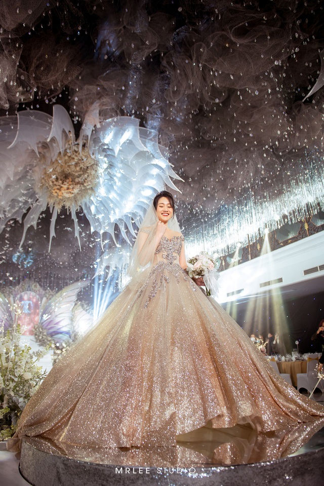  Đám cưới khủng gây xôn xao tại Ninh Bình: Không gian trang hoàng như lâu đài, hàng chục nghìn bông hoa nhập khẩu từ Anh, váy cưới 500 triệu, thân thế cô dâu càng gây bất ngờ - Ảnh 19.