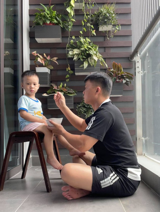 MC Quang Minh khoe không gian ăn cơm sang như nhà hàng, tiết lộ việc mà các thành viên trong gia đình đều làm trước bữa cơm - Ảnh 4.