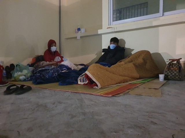  Cảnh người nhà bệnh nhân vạ vật trong đêm lạnh thấu xương ở Hà Nội  - Ảnh 5.