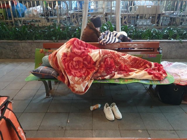  Cảnh người nhà bệnh nhân vạ vật trong đêm lạnh thấu xương ở Hà Nội  - Ảnh 7.