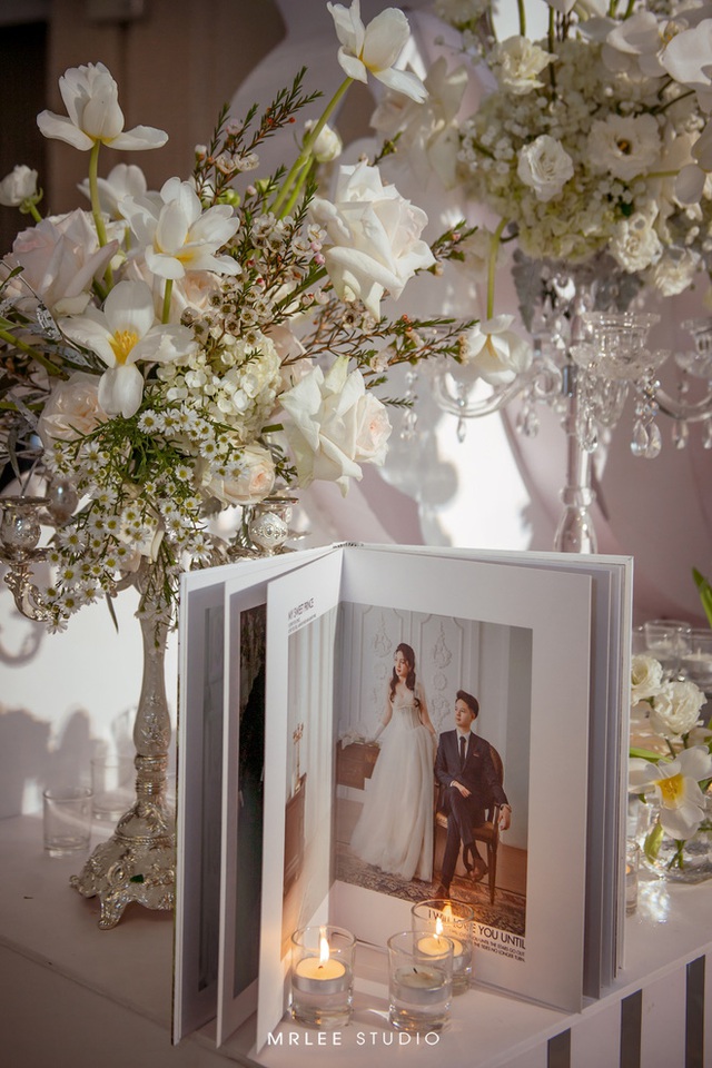  Đám cưới khủng gây xôn xao tại Ninh Bình: Không gian trang hoàng như lâu đài, hàng chục nghìn bông hoa nhập khẩu từ Anh, váy cưới 500 triệu, thân thế cô dâu càng gây bất ngờ - Ảnh 8.